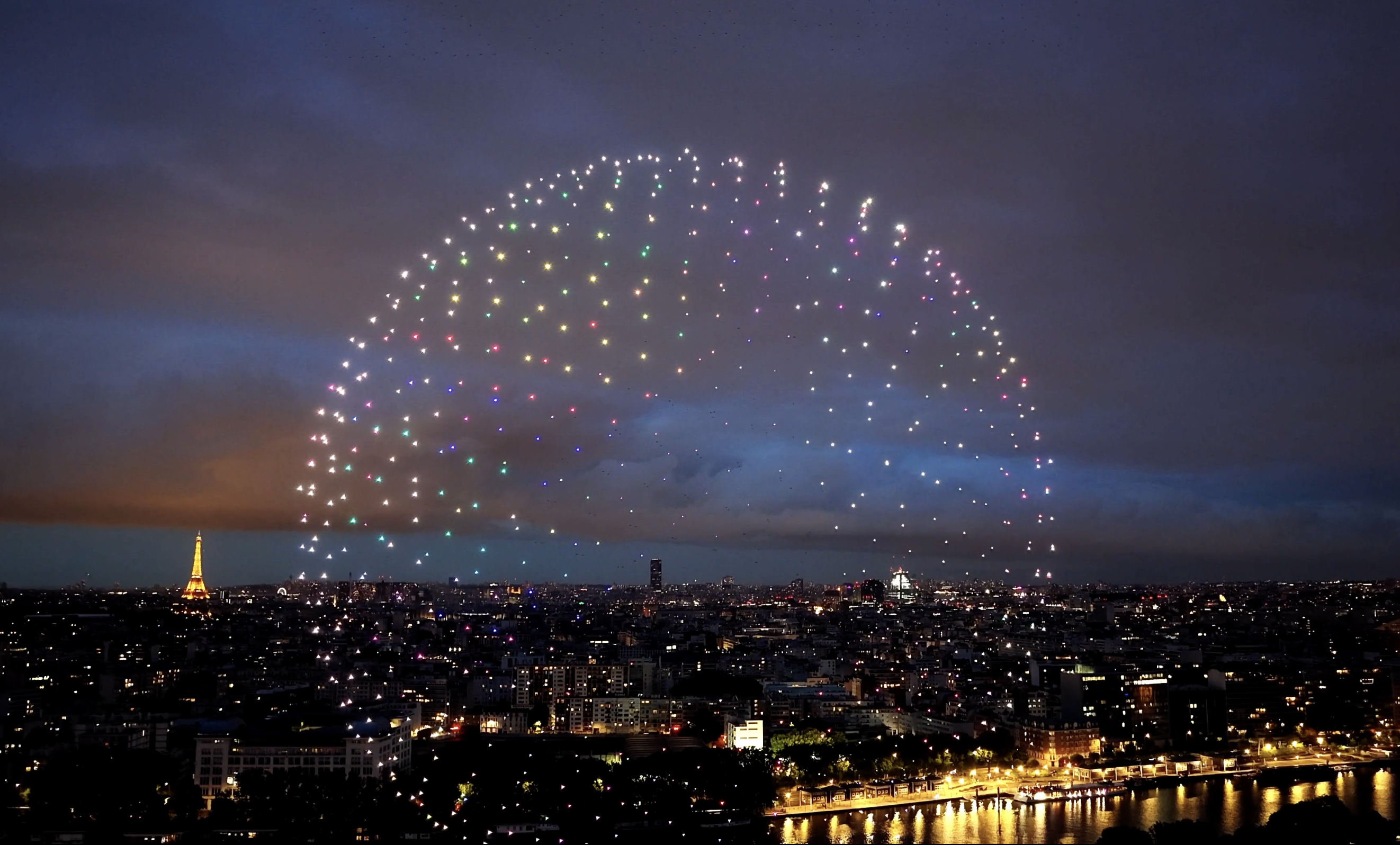 Spectacle de drones lumineux à Paris avec la Tour Eiffel