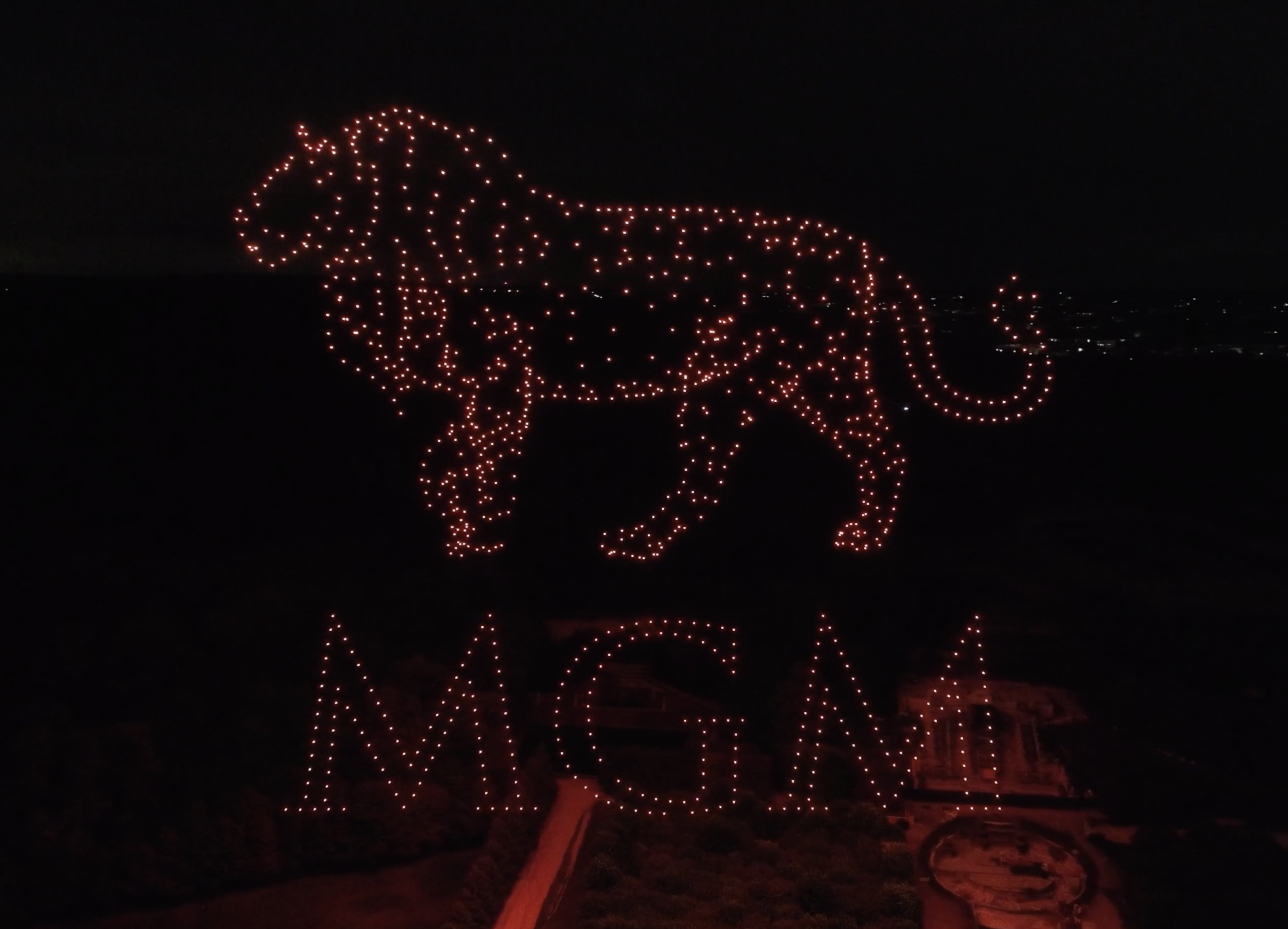 Lion MGM en drones lumineux rouges